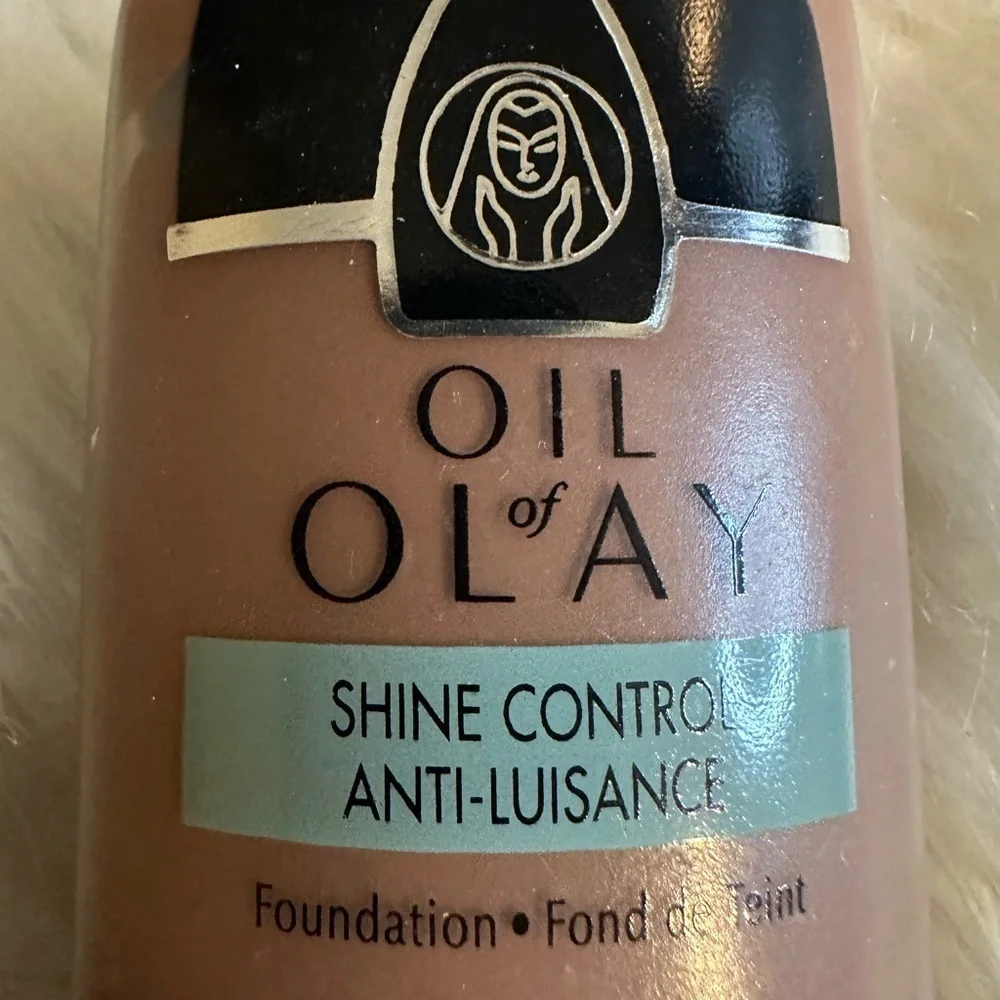 🩷5/$10 OLAY Shine Control Foundation - Dark Honey